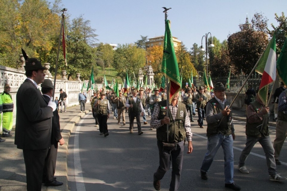 Raduno Alpini a Salsomaggiore Terme: Gruppi in sfilata